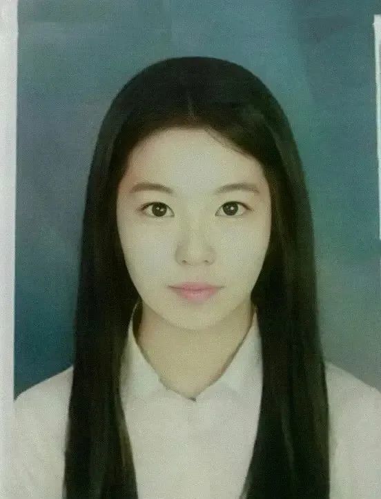 我记得2015年左右,网络上纷起的韩国女生证件照让国内女孩羡煞不已.