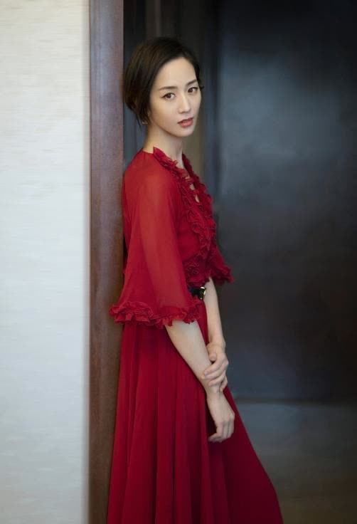 张钧甯气质也太好了吧,红色纱裙造型超惊艳,真是骨子里的美