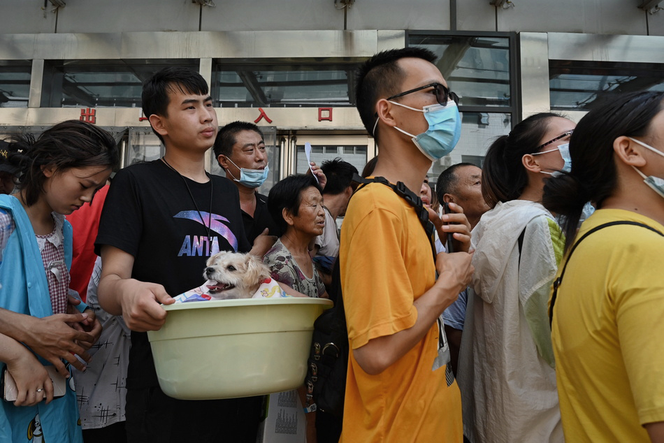 2021年7月26日,卫辉市新乡医学院第一附属医院,住院部楼前有序排队