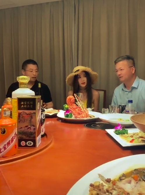 55岁温碧霞现身酒局应酬 全程眼神游离不适应
