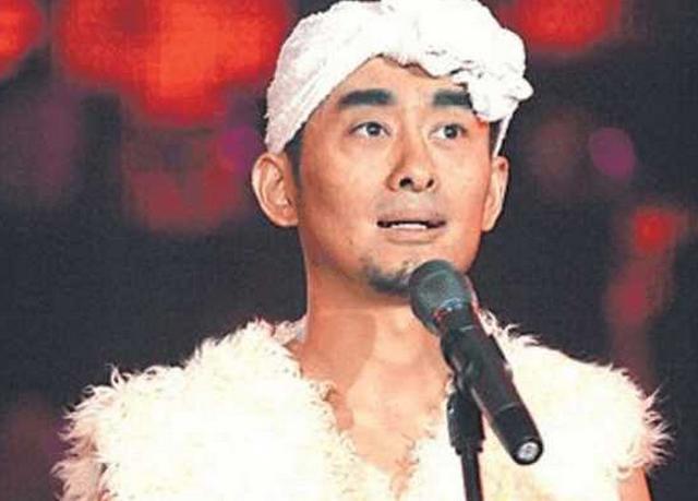 当他头上包着白头巾,身上穿着皮马甲,一副典型的陕北农民扮象出现在