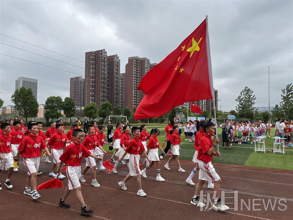 穿着各国特色服饰入场,这所小学把运动会开成"奥运会"