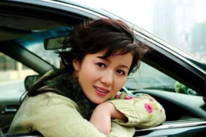 杜志国现任妻子郑卫莉并不是杜淳的亲妈,而是二婚嫁入杜家的后妈,这