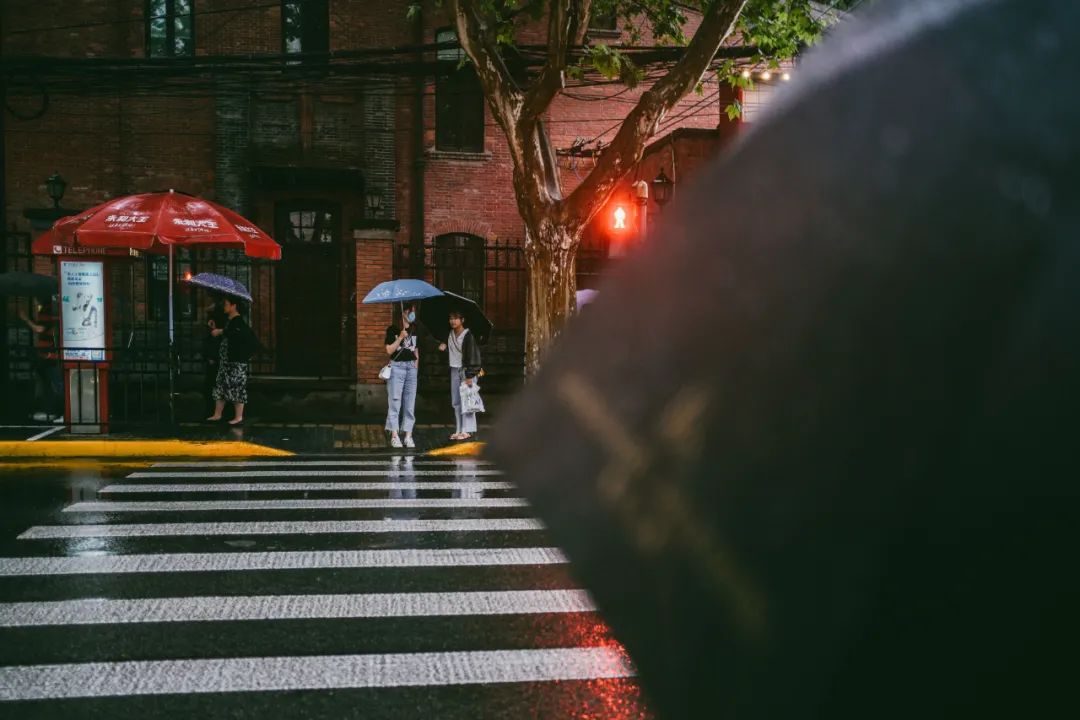 雨后的赛博朋克蓝调街头夜色 by 索尼a7riv fe35mm f1.