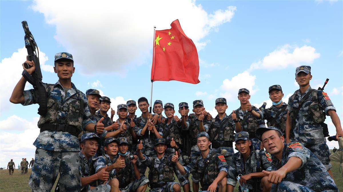"国际军事比赛-2021"空降排项目,中国空降兵勇夺课目第一名