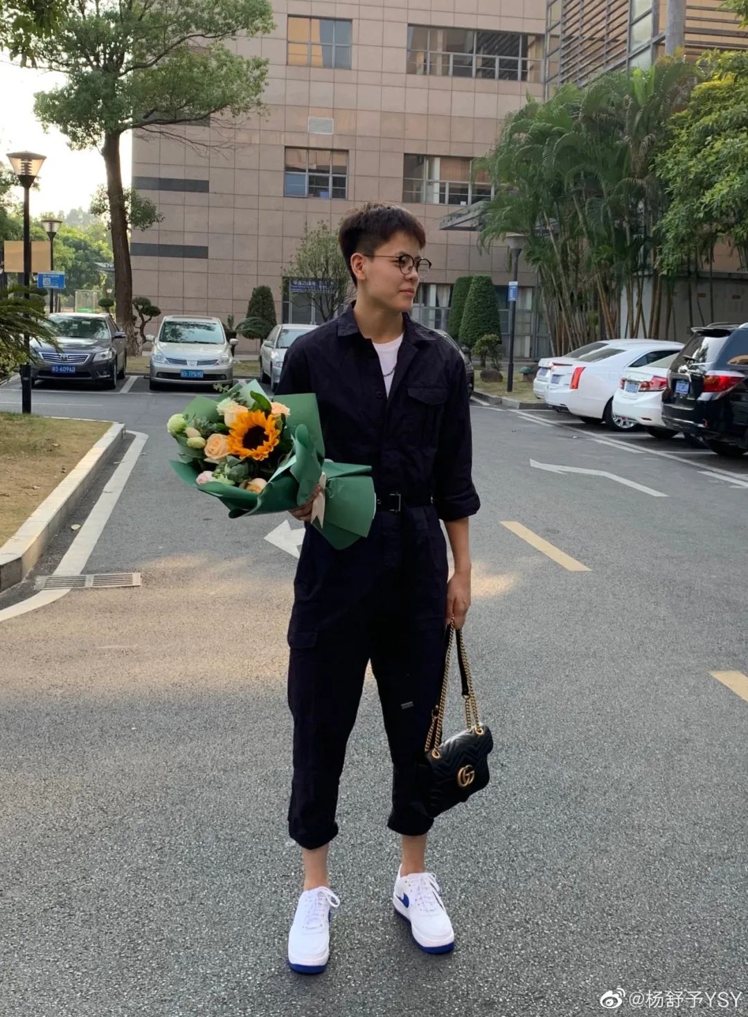 女人天下 正文一头飒爽短发的杨舒予被网友们称为"人间扳手",许多女生