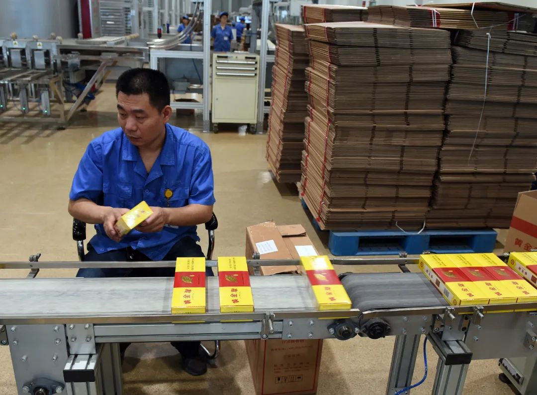 一名工人在郑州卷烟厂流水线上"卷包"