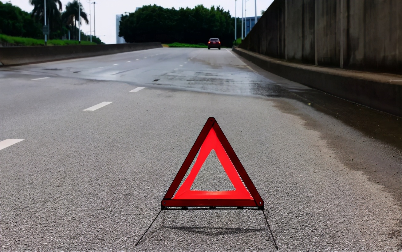 车子抛锚 怎么叫救援_高速汽车抛锚救援_汽车 高速 抛锚怎么办