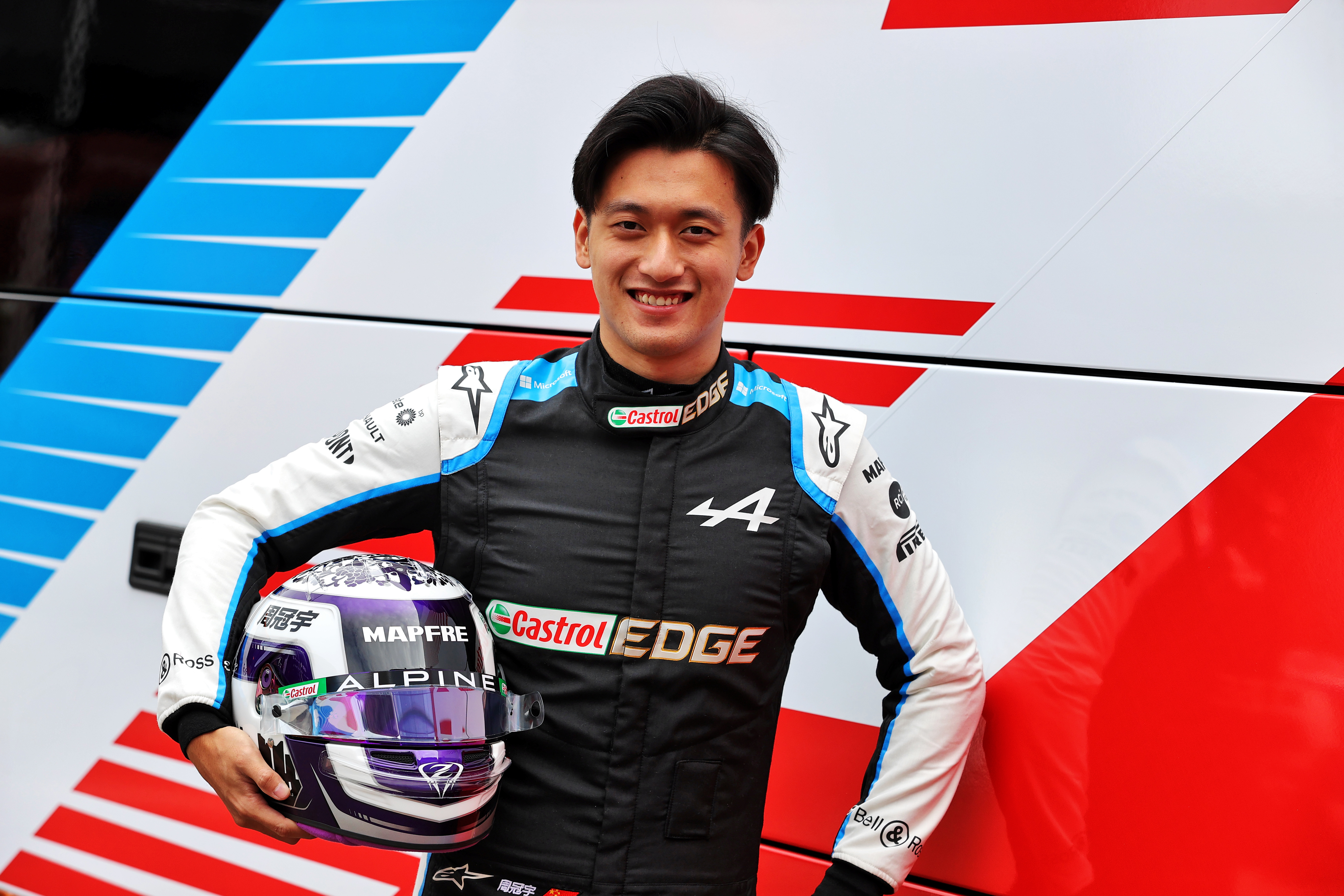 11月16日,f1阿尔法罗密欧车队宣布,来自中国上海的车手周冠宇和车队