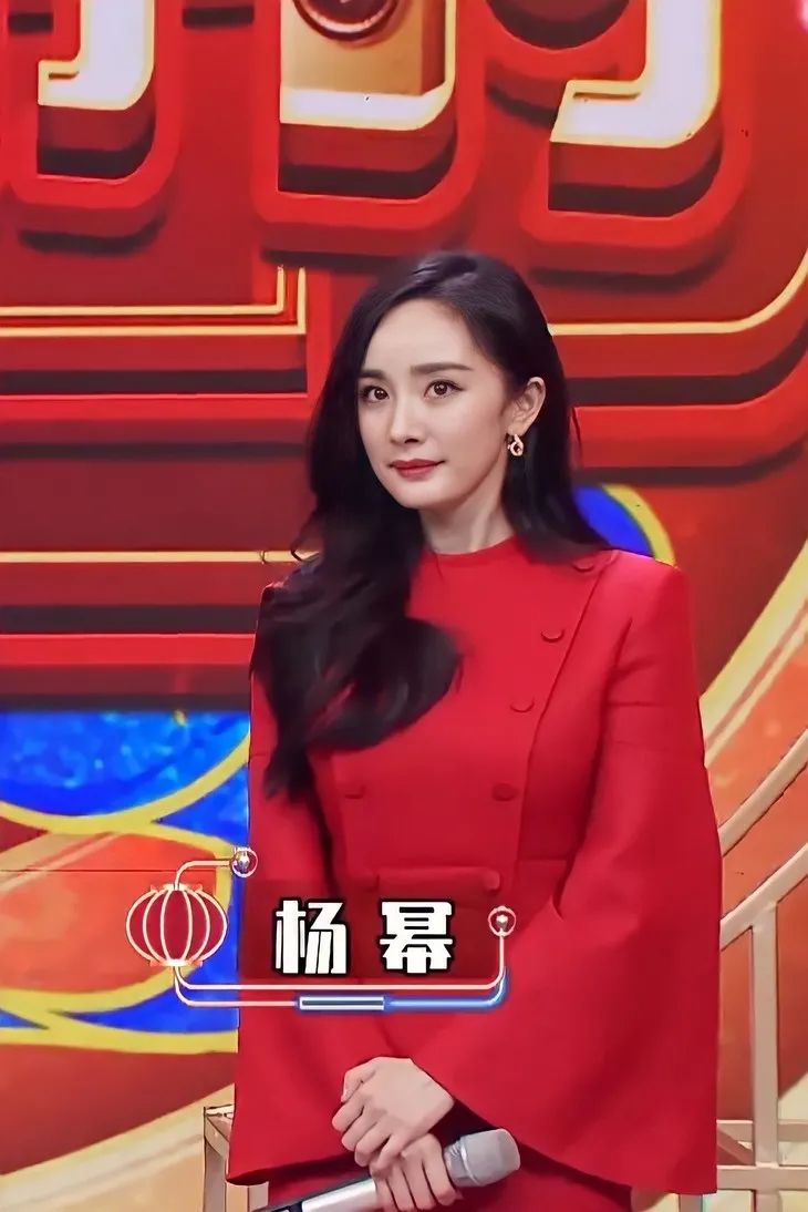 时髦办杨幂的春晚红吊带裙情人节最该穿