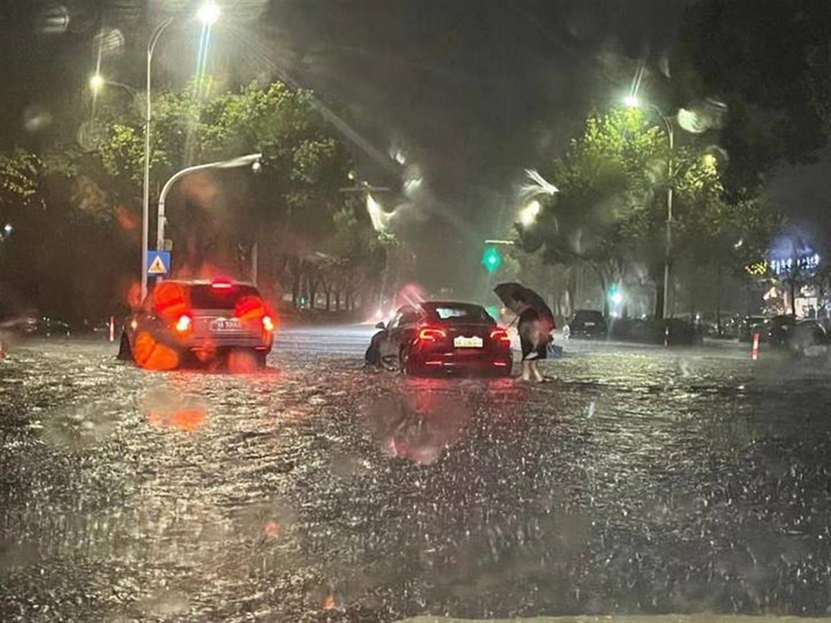 杭州夜里突降暴雨,最大降水量74.5毫米,汽车涉水艰难前行