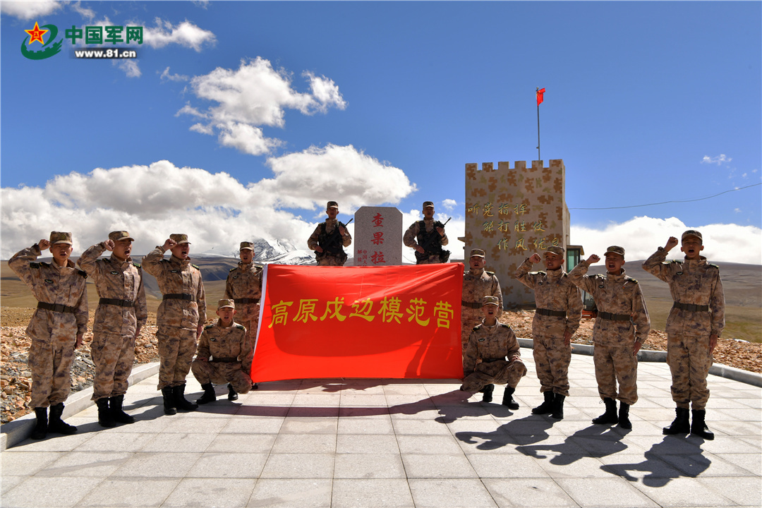 查果拉哨所官兵学习完回信后,面对荣誉旗帜庄严宣誓.王乾 摄