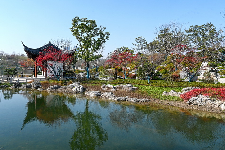 申园采用园林"借景"手法,依山傍水,既与整座公园氛围契合,和豫园遥相