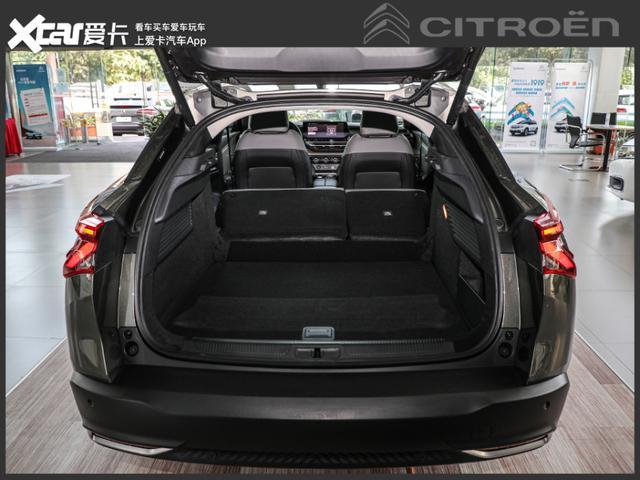 凡尔赛c5 x的标准行李厢空间为:545升,将后排座椅靠背比例放倒后,可