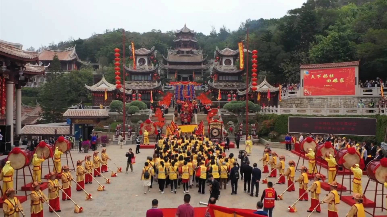 福建莆田湄洲岛升幡挂灯"天下妈祖回娘家"活动启动