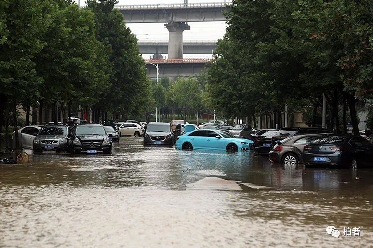 直击郑州特大暴雨后的第一天:积水渐退 大量汽车停放路面