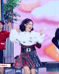 太阳女神复工!谢娜二胎产后回归《快乐大本营》,又唱