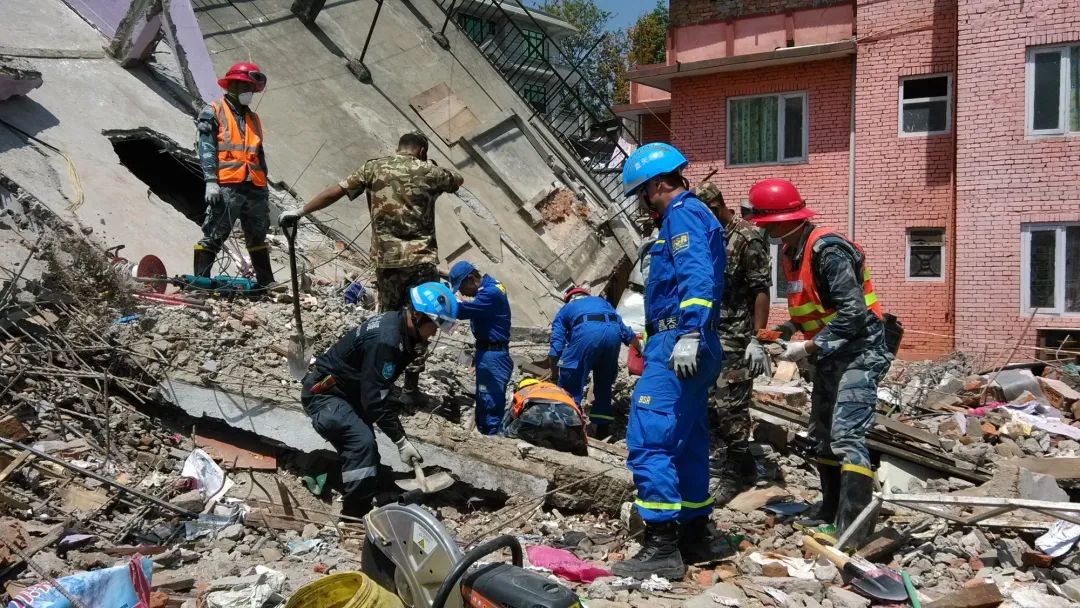 蓝天救援队在汶川地震现场.