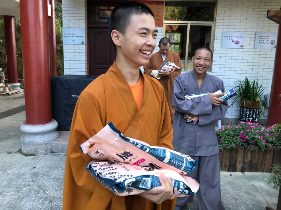 急需|处处断壁残垣,这些出家人只能在帐篷里结夏