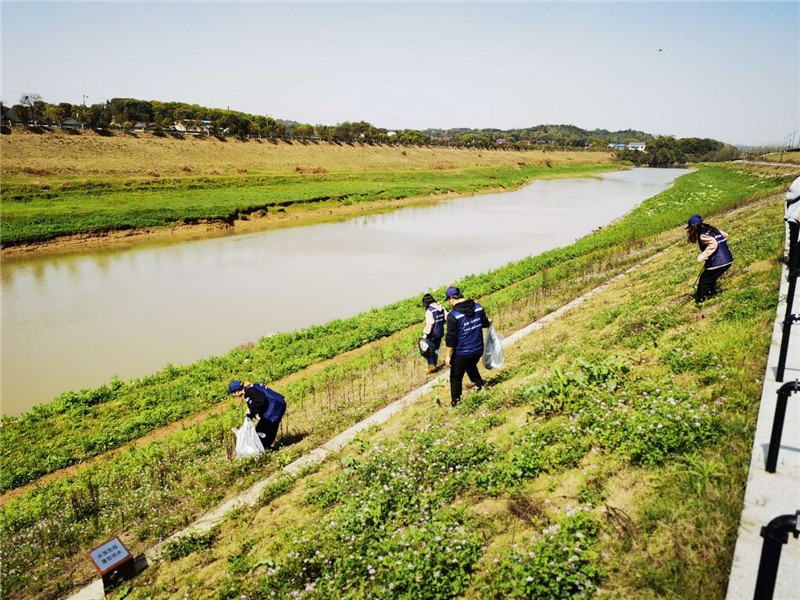 世界水日长沙县民间河长开展无人机巡河