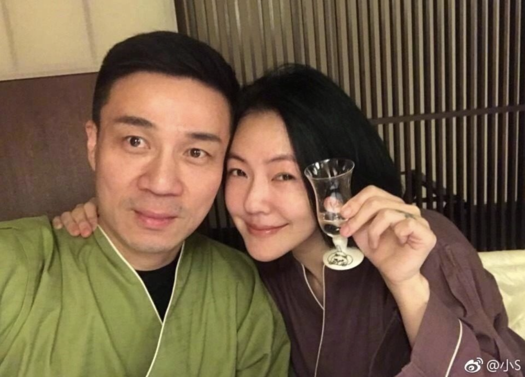 看起来小s状态极好,最近秀恩爱也是蛮勤,仅有的几条动态里,光是"老公