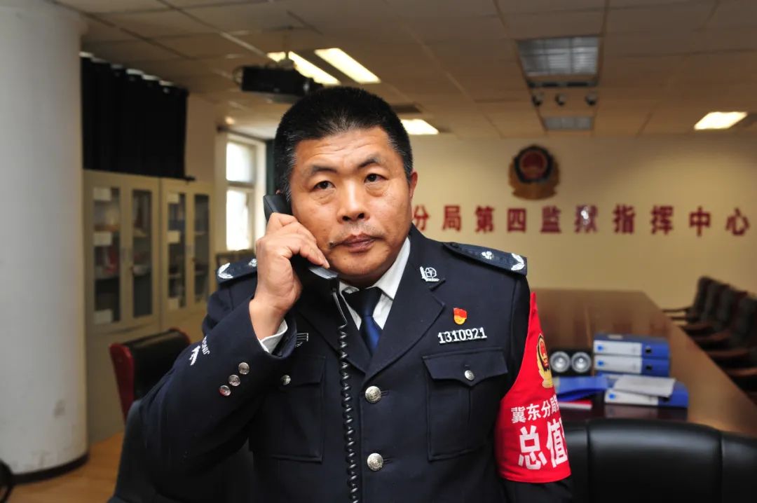 高墙内延续不断的牵挂——记省监狱管理局冀东分局第四监狱政委梁小辉