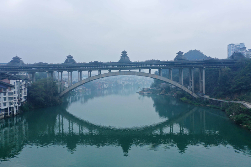 广西柳州三江大侗寨:一江碧水穿城而过 美如仙境