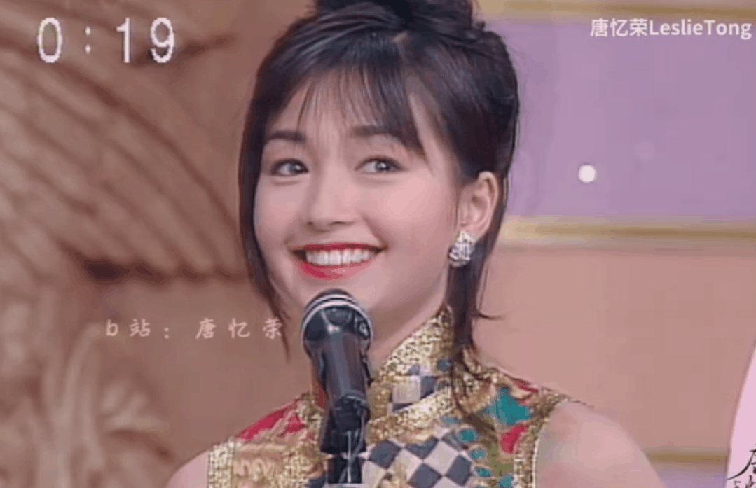 又有少女的天真任性打底,利用凹凸身形作反差大行性感之道,合成的诱惑