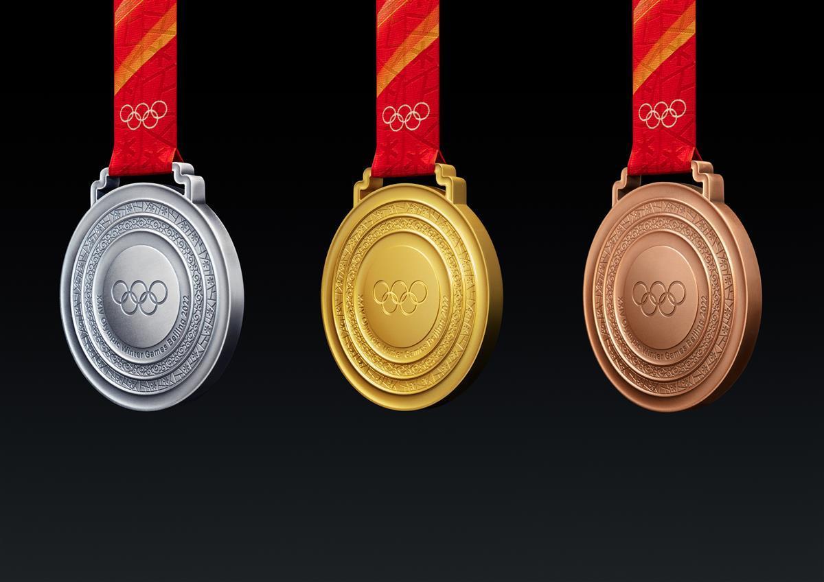 北京2022年冬奥会奖牌,由圆环加圆心构成牌体,奖牌正面中心刻有奥林