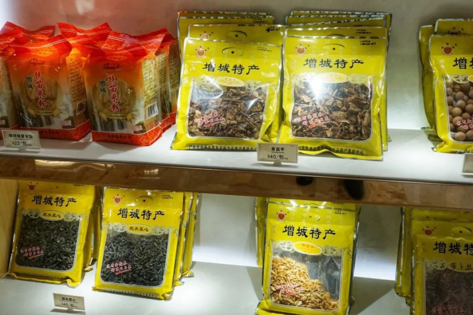 在大堂的右侧还有特产店,增城的农产品也是非常受欢迎的呢~退房的时候