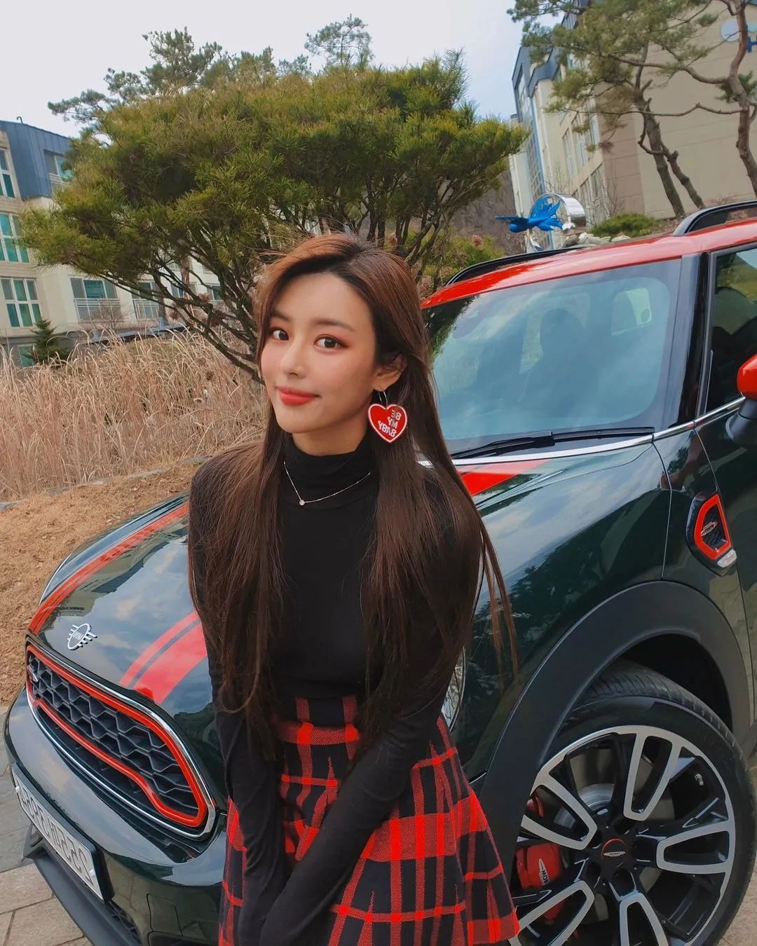 不过,今天要跟大家介绍的这位韩国美女,并不是什么车模,而是一名