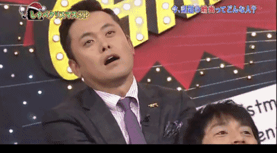 而玫瑰是灌木类植物,看上去触手可及,却因为生着密刺多了难以驯化的