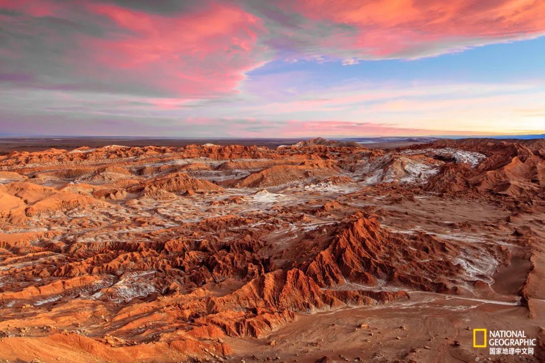 沙漠地区,在安第斯山脉和太平洋之间,主体位于智利境内,部分位于秘鲁