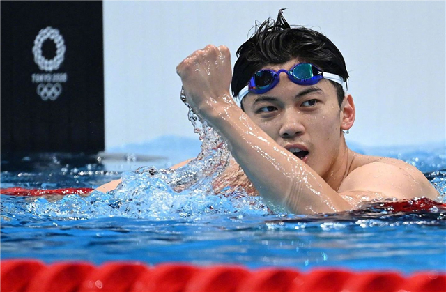 孙杨恩师在看台接受祝贺中国男子游泳唯二奥运冠军都是他教的