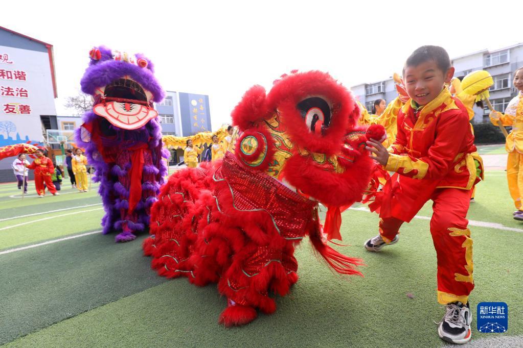 12月31日,在石家庄市裕华西路小学,学生们进行迎新年舞狮表演.