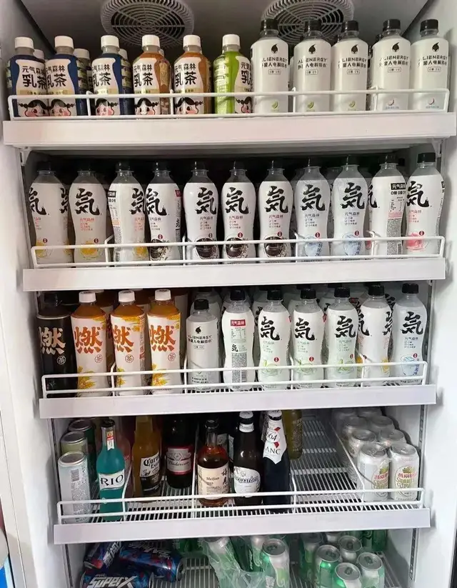 除却元气森林外,饮料市场正在迅速更新迭代,各种品类层出不穷,瓶装