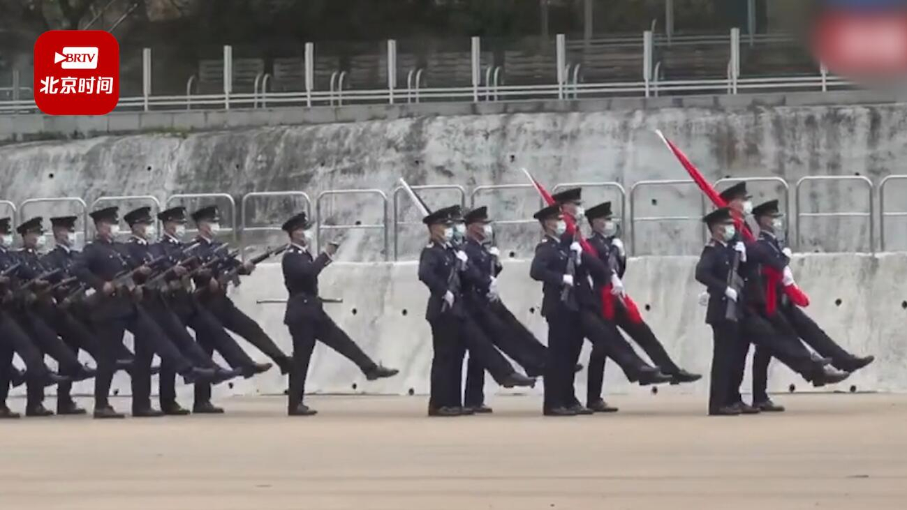 香港警队首次公开表演中式步操网友顺眼帅气燃爆全场
