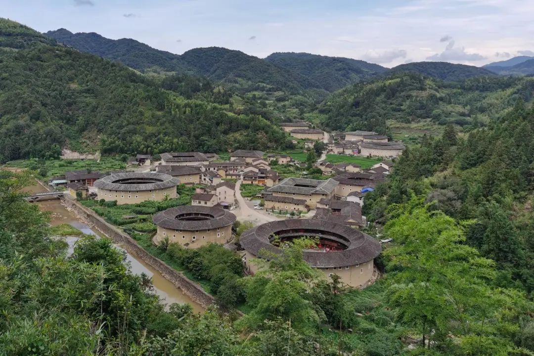 在旅游业,漳州虽然有南靖土楼旅游区,以及东山岛,火山岛等旅游景点