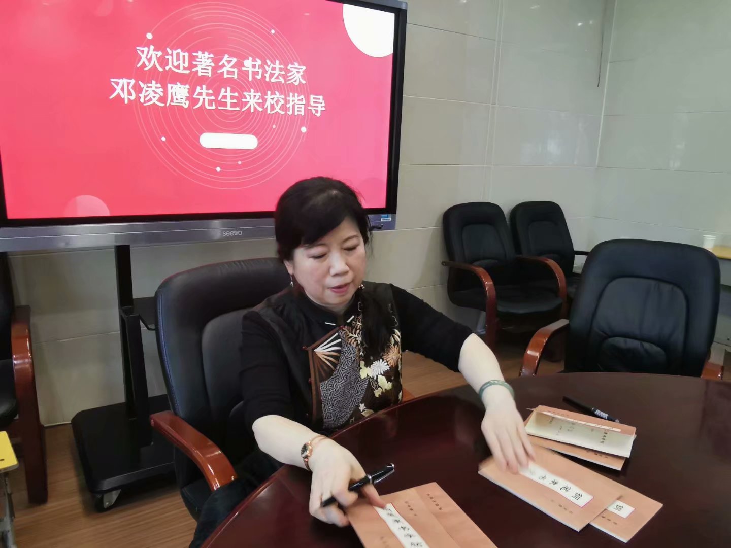 著名书法家邓凌鹰先生向南昌洪都小学和洪都中学捐赠书法字贴