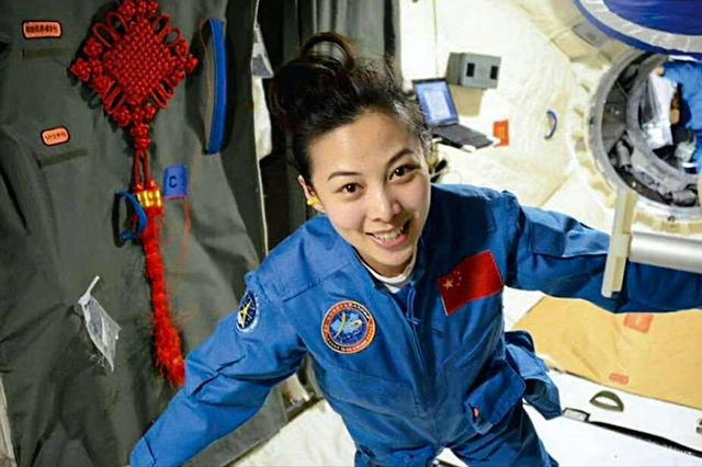 "我是王亚平,本次授课由我来主讲". 这来自太空的直播,注定