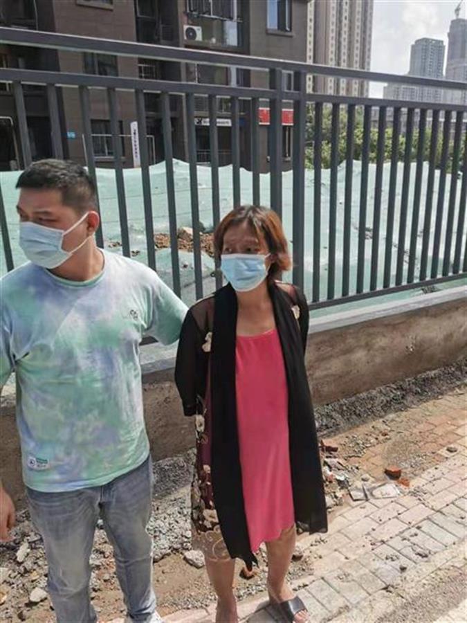 武汉一女子涉嫌多起盗窃案被民警当街抓获