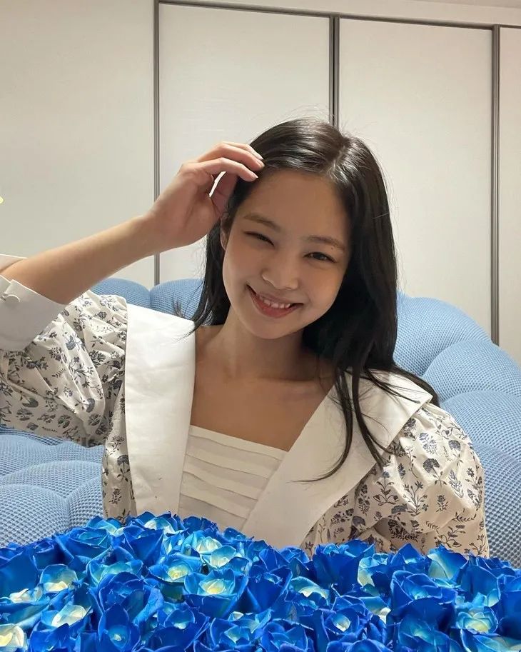 度假的比伯夫妇又来送上新一波狗粮,海狸的粉色比基尼和运动裤是海边
