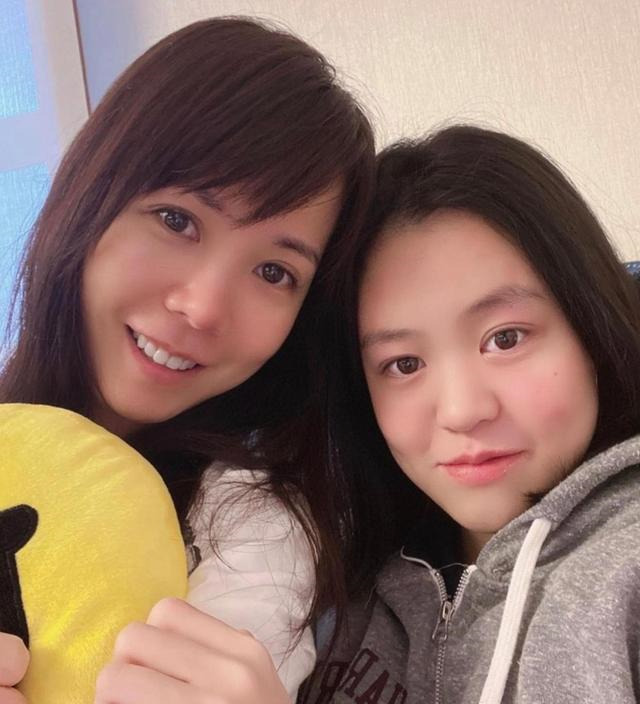 刘秀盈父亲节表白刘銮雄,晒合照忆儿时往事,正努力