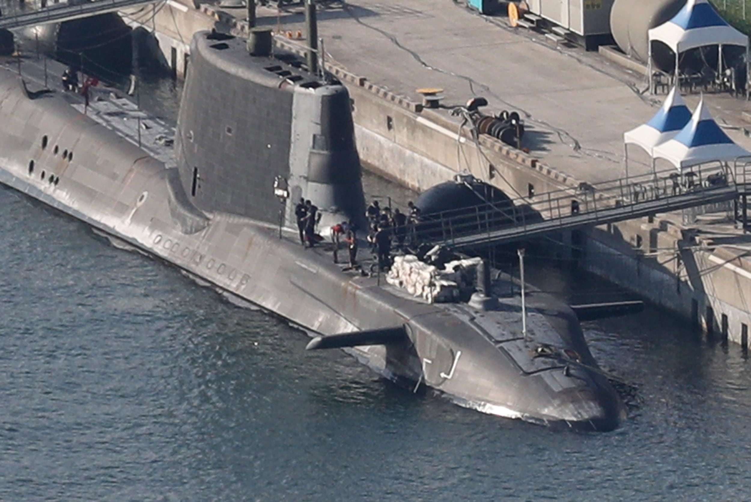 英国核潜艇停靠韩国釜山 此前护卫航母现身亚太