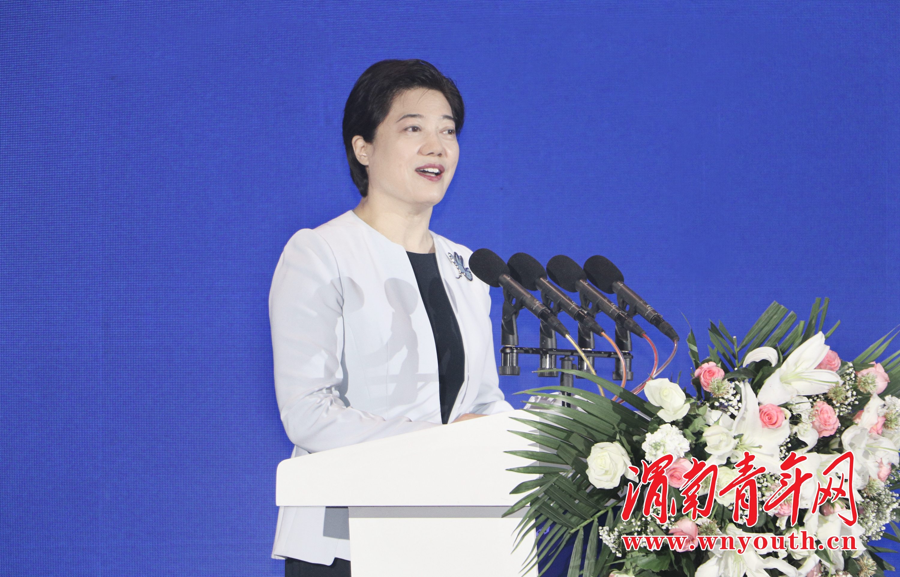 陕西省商务厅厅长赵璟主持大会