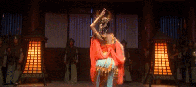 明星 正文 她在《大敦煌》中饰演的梅朵公主,无论造型服装,还是一颦