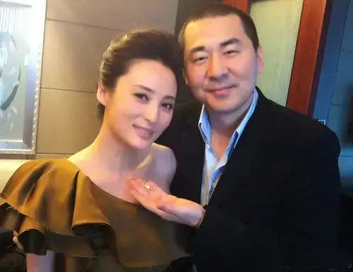 每次过结婚纪念日的时候,陈建斌都会为蒋勤勤写诗,文化人的浪漫让网友