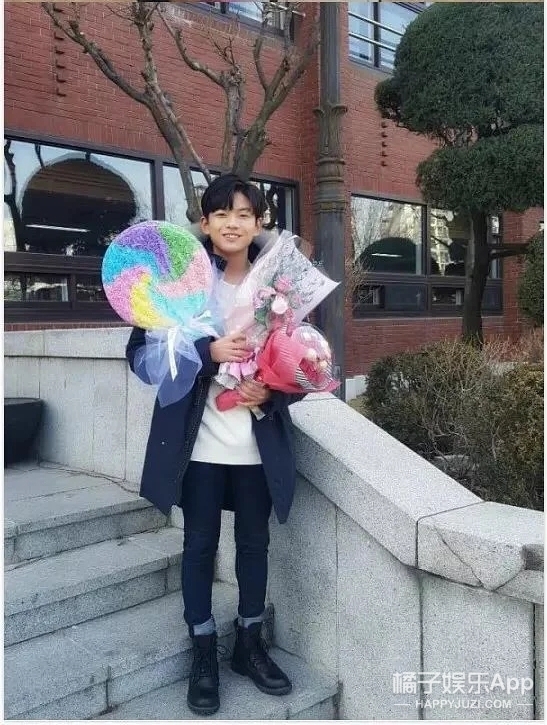 还记得坏笑弟弟表情包王锡玄吗16岁带小女友上节目