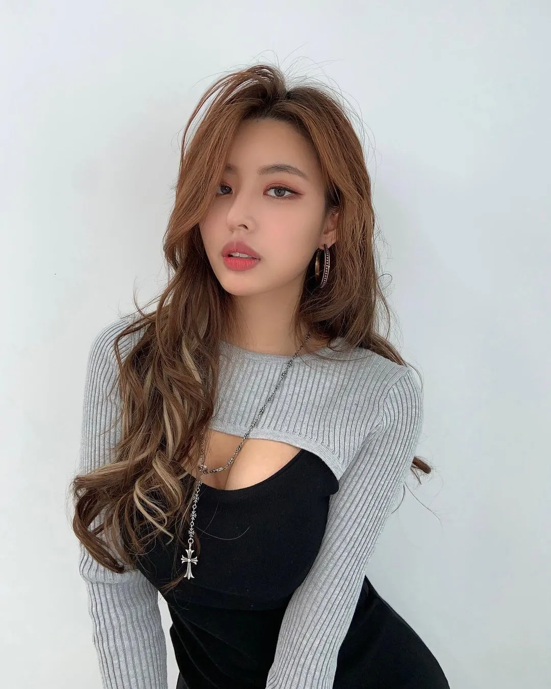 不过,今天要跟大家介绍的这位韩国美女,并不是什么车模,而是一名