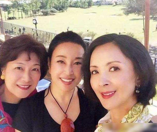 她是李小璐的妈妈,中俄混血张伟欣.